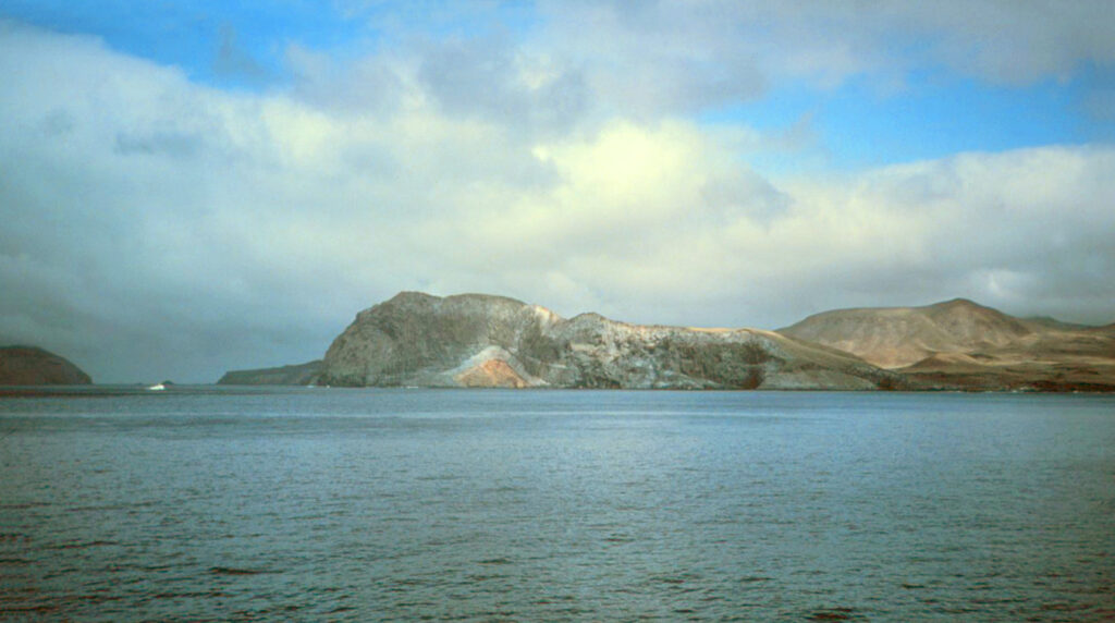 Costa sud-orientale dell'isola di Guadalupe, in Messico. Foto da Wikipedia. 